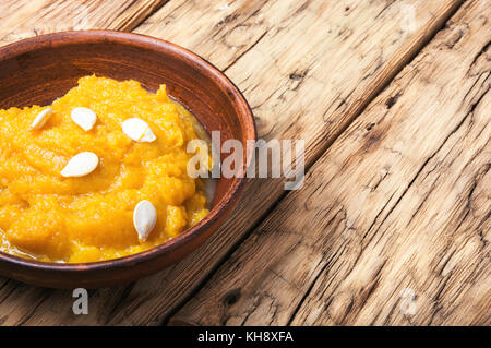 Porridge de citrouille dans une poterie sur un rétro arrière. La nourriture végétarienne Banque D'Images