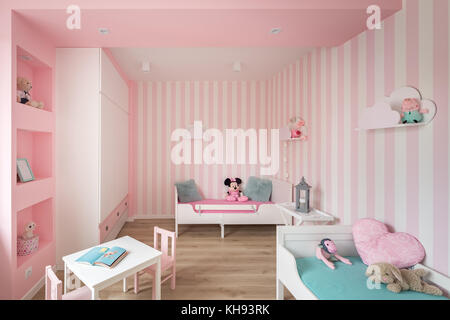 Chambre Bébé rose à rayures avec un mobilier blanc et mur Banque D'Images