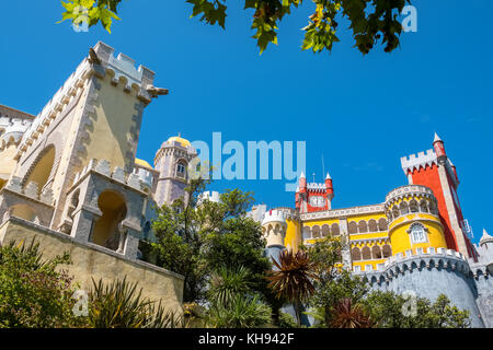 Vue depuis le bas vers le palais national de pena à Sintra au Portugal. Banque D'Images