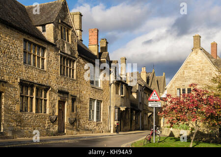 Vieux bâtiments en pierre de Cotswold et rare panneau d'avertissement dans le village historique de Cotswolds. Chipping Campden, Gloucestershire, Angleterre, Royaume-Uni, Grande Bretagne Banque D'Images