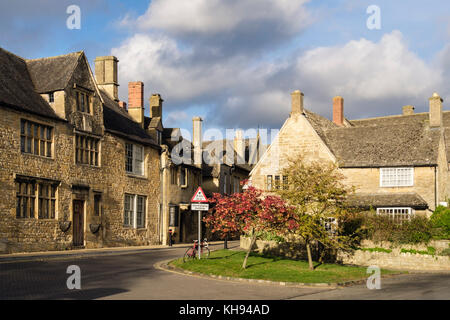 Vieux bâtiments en pierre de Cotswold et rare panneau d'avertissement sur la rue étroite dans la ville historique de Cotswolds village. Chipping Campden, Gloucestershire, England, UK Banque D'Images