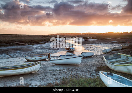 Morston Creek au lever du soleil sur une marée basse, Norfolk Banque D'Images