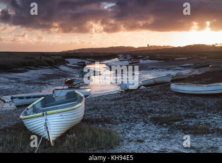 Morston Creek au lever du soleil sur une marée basse, Norfolk Banque D'Images