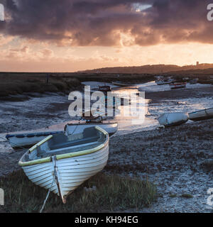 Morston Creek au lever du soleil sur une marée basse, Norfolk Banque D'Images