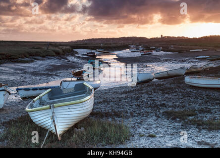 Morston Creek au lever du soleil sur une marée basse, Norfolk Banque D'Images