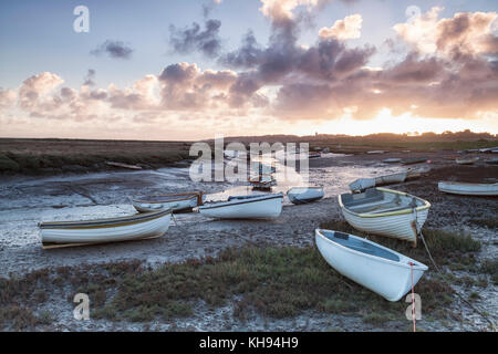 Morston Creek au lever du soleil sur une marée basse, Norfolk Banque D'Images