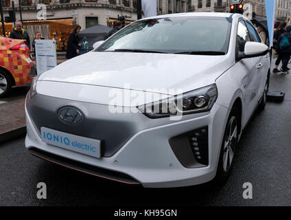 Vue frontale d'une famille hyundai ioniq electric-car, à l'affiche dans la zone à faibles émissions sur le Regents Street Motor Show 2017 Banque D'Images