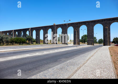 L'aqueduc en pierre d'argent de l'eau (aqueduc) prata hors les murs d'Evora evora est l'aqueduc. reconstruit ancien aqueduc romain portant clairement wate Banque D'Images