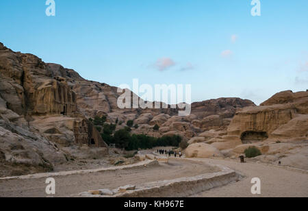 Tôt le matin, les touristes à Bab Al Siq, la passerelle route vers le siq gorge à obélisque tombe, Petra, Jordanie, Moyen-Orient Banque D'Images