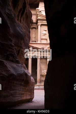 De grès sculpté rose du Trésor nabatéen, Al Khazneh, vu à travers l'ouverture étroite dans les murs de la gorge Siq, Petra, Jordanie, Moyen-Orient Banque D'Images