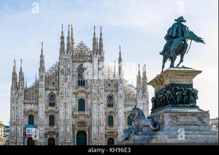 L'Italie. La Lombardie. La cathédrale de Milan, le Duomo di Milano, l'une des plus grandes églises au monde avec la statue équestre du roi Victor Emmanuel II Banque D'Images