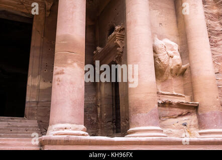 Vue rapprochée de la trésorerie nabatéenne en grès rose orné, Al Khazneh, Petra, Jordanie, Moyen-Orient, sous la lumière du matin Banque D'Images