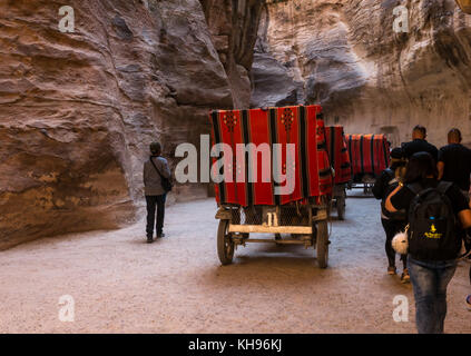 Voitures à cheval coloré en prenant les touristes grâce à l'ombre de la Siq gorge, Petra, Jordanie, Moyen-Orient Banque D'Images