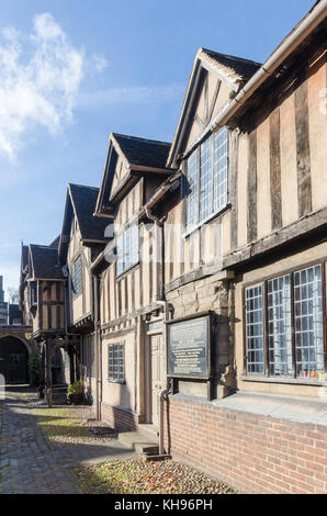 Lord Leycester Hospital de Warwick qui comprend des immeubles à charpente de bois du 14e siècle Banque D'Images