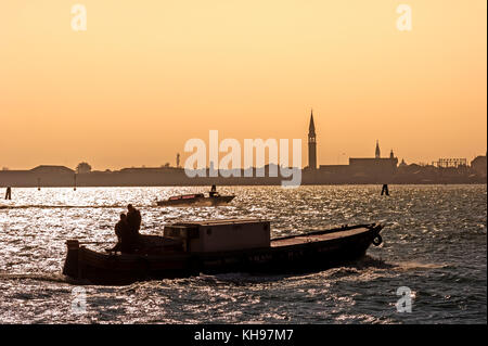 Italie. Venitie. Venise. Ile de Murano.Vaporetto sur la lagune // Italie, Vénétie, Venise, Ile de Murano. Vaporetto sur un canal Banque D'Images