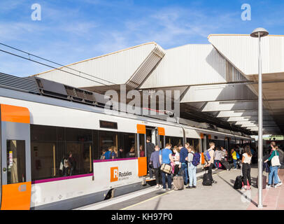 Gare de l'aéroport de Barcelone El Prat, Espagne. Personnes en train d'embarquement pour le centre-ville de Bacrelona. Banque D'Images