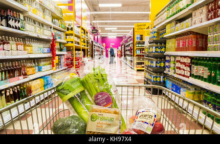 Panier rempli d'aliments sains dans un supermarché Tesco. UK Banque D'Images