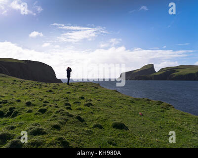 dh birdwatcher BU NESS FAIR ISLE Scottish isles jumelles d'observation observation des oiseaux observation des oiseaux en ecosse Banque D'Images