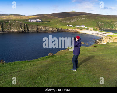 dh Birdwatcher BU NESS FAIR ISLE jumelles observant l'observatoire ornithologique Oiseaux observation de la confiance nationale île South Haven Twitching ecosse Banque D'Images