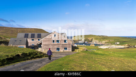 dh BIRD OBSERVATORY FAIR ISLE Hiker Femme marchant sur la route Vers North Haven Banque D'Images