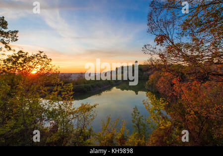 Farfa (rieti, Italie) - le petit lac baccelli au coucher du soleil, au coeur de la région de sabina, au cours de l'automne avec le feuillage Banque D'Images