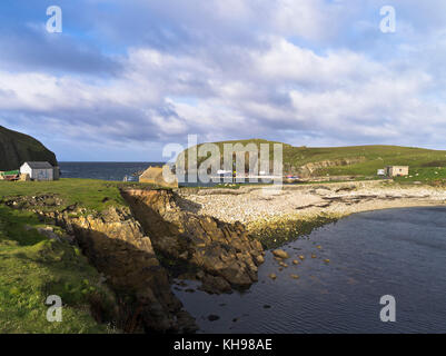 dh SOUTH HAVEN FAIR ISLE Cliff Beach et North Haven harbour BU Ness isles Banque D'Images