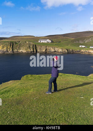 dh ornithologue Observatoire des oiseaux BU NESS FAIR ISLE Woman Bird observation des oiseaux avec des jumelles, observation des oiseaux en train de twatcher en écosse Banque D'Images