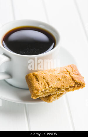 Cookies aux pommes et tasse de café sur le tableau blanc. Banque D'Images