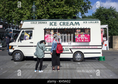 Un UK British Ice Cream Van vendant des glaces stationné à l'extérieur de la Royal Scottish Academy à Édimbourg en Écosse, l'été dernier Banque D'Images