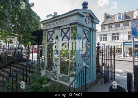 Une vieille boîte de téléphone de la Police d'Edimbourg sur Princes Street maintenant un café au détail un stand vendant Espresso et Cappuccino Banque D'Images