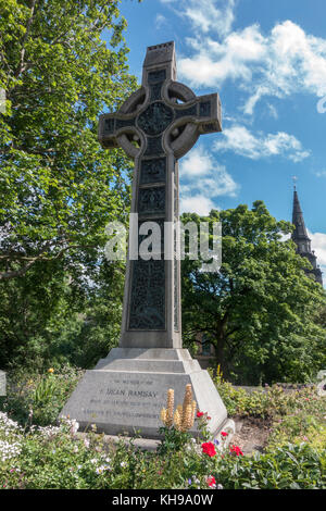 Croix celtique en mémoire à Dean Ramsay (Rev Edward Bannerman Ramsay), des Princes Gardens Edinburgh Scotland Banque D'Images