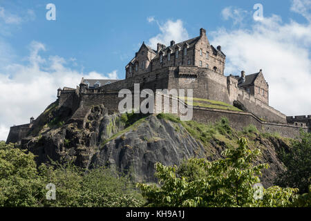 Le Château d'édimbourg une forteresse élevée sur l'Ecosse Edimbourg Castle Rock vu de West Princes Street Gardens Banque D'Images