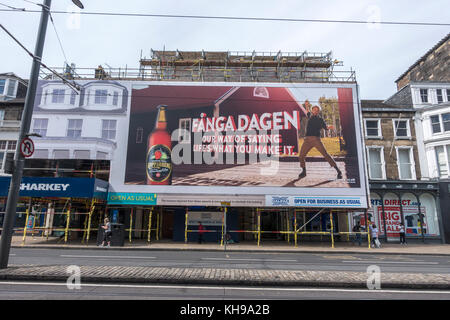 Grand panneau publicitaire pour Kopparberg couvrant de cidre à l'échafaudage de Construction Halifax Building Society sur Princes Street Edinburgh Scotlan Banque D'Images