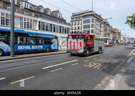 Un service d'incendie et de sauvetage véhicule de pompiers répondant à un appel d'urgence de la conduite sur Princes Street Edinburgh Scotland Banque D'Images