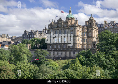 La Banque d'Écosse, siège sur le monticule Vieille Ville Édimbourg en Écosse il y a aussi le musée sur le monticule vu de Princes Street Banque D'Images