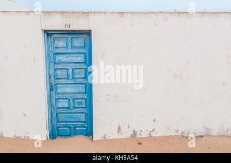 Vue d'une porte bleue dans une rue typique de la Caleta del Sebo, La Graciosa, îles de Canaries, Espagne Banque D'Images