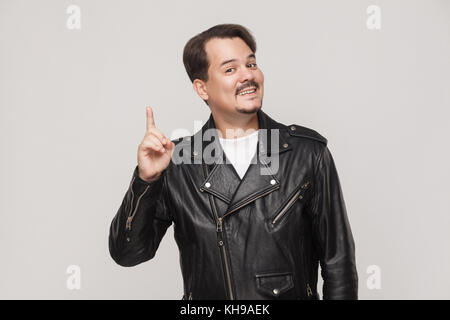 Avoir une idée ! Je trouve cela ! Homme de succès face à la caméra à un sourire à pleines dents. studio shot Banque D'Images