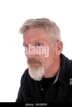 Un closeup portrait image d'un homme aux cheveux gris avec une barbe et moustache grise, regardant droit devant, ennemi isolé sur fond blanc Banque D'Images