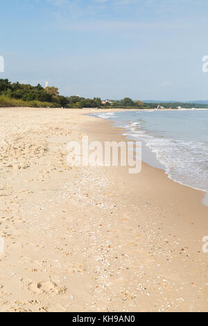 Vue de la plage vide brzezno et sur la mer Baltique de Gdansk, en Pologne, lors d'une journée ensoleillée à l'automne. Banque D'Images