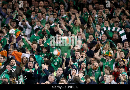 La République d'Irlande a été hante dans les tribunes lors de l'hymne national avant la coupe du monde de la FIFA lors du match de deuxième match de qualification de la coupe du monde à l'Aviva Stadium, à Dublin. Banque D'Images