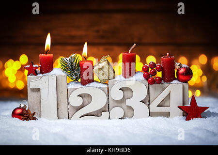 Deuxième Dimanche de l'avent idée lumière fond de bois avec des bougies boule étoile Banque D'Images