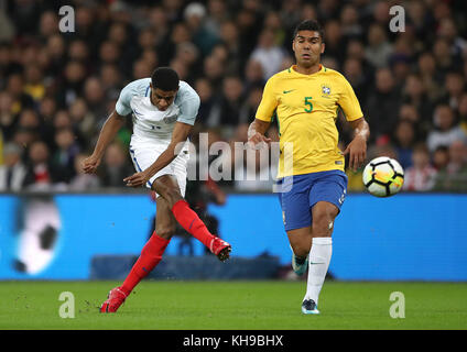L'Anglais Marcus Rashford (à gauche) a un tir au but, sous la pression du brésilien Casemiro lors du Bobby Moore Fund International match au stade de Wembley à Londres. Banque D'Images