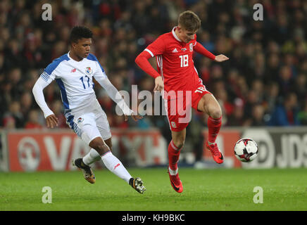 David Brooks, du pays de Galles (à droite), est défié par Luis Ovalle, du Panama, lors du match amical international au stade de Cardiff City. Banque D'Images