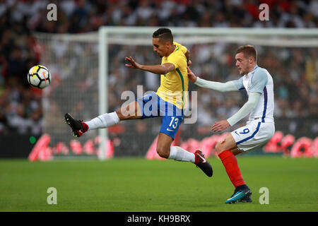 Marquinhos du Brésil (à gauche) et Jamie Vardy de l'Angleterre en action lors du match international Bobby Moore Fund au stade Wembley, Londres. Banque D'Images