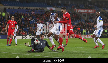 Tom Lawrence, pays de Galles, a enregistré sa photo de Jaime Penedo, au Panama, lors du match international amical au stade de Cardiff City. Banque D'Images