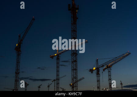 Silhouettes de grues de construction dans la soirée sur un chantier de Friedrichshain, Berlin 2017 Banque D'Images
