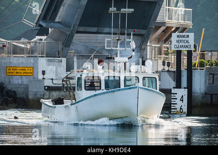 Langoustier tête pour une belle journée de travail dans le sud de Bristol, Maine, United States Banque D'Images