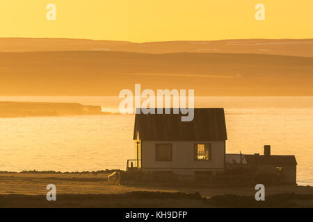 Coucher du soleil rougeoyant sur une ferme de moutons dans le Nord, l'Islande Banque D'Images