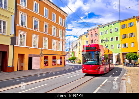 Rue colorée d'innsbruck vue, ville alpine dans le Tyrol, région d'autriche Banque D'Images