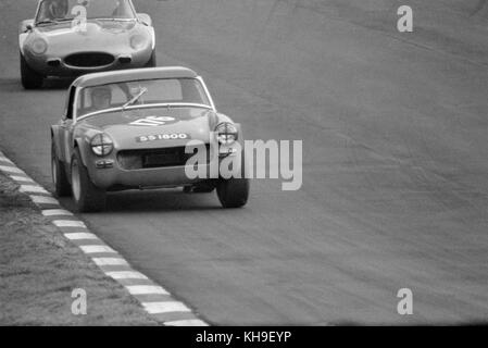 Course à Brands Hatch en Angleterre en 1968, montrant une MGB et une Jaguar E-Type. Banque D'Images